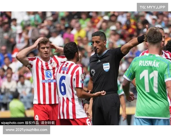 西蒙尼与裁判争执，马竞主帅激情染黄